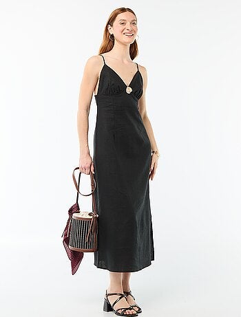 Vestido midi com bijuteria no decote