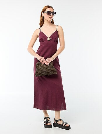 Vestido midi com bijuteria no decote