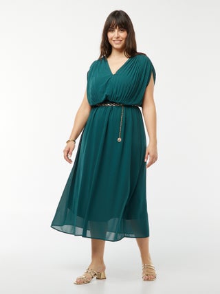 Vestido midi com cavas caídas e parte de cima plissada