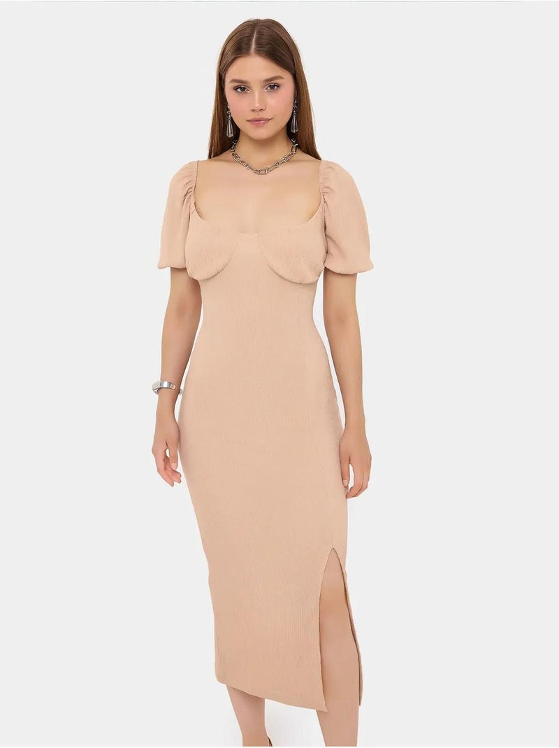 Vestido midi com decote em coração e manga abalonada e racha lateral Bege natural - Kiabi