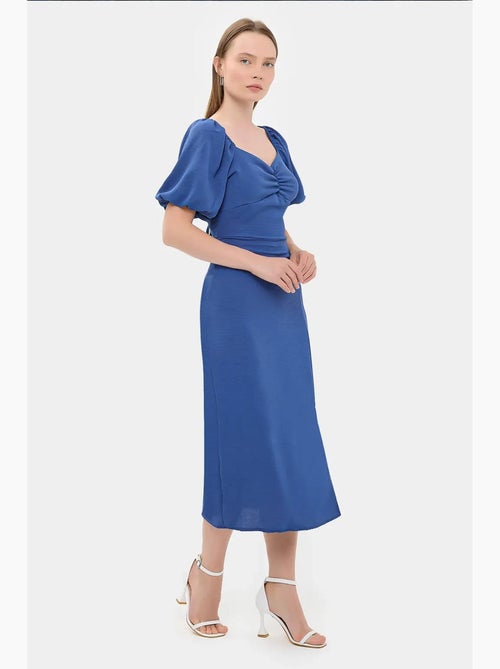 Vestido midi com decote em coração e racha lateral hiccup - Kiabi Vestido midi com decote em coração e racha lateral hiccup - Kiabi