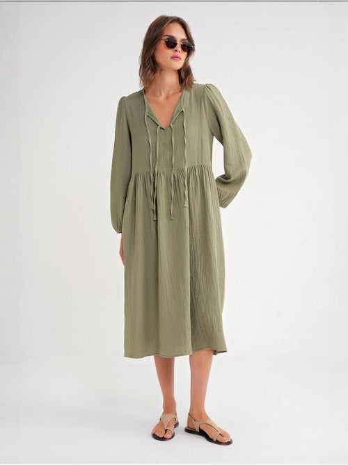 Vestido midi com decote em v e fecho com laço mixray - Kiabi Vestido midi com decote em v e fecho com laço mixray - Kiabi