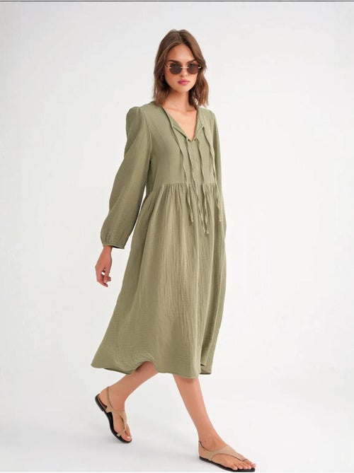 Vestido midi com decote em v e fecho com laço mixray - Kiabi Vestido midi com decote em v e fecho com laço mixray - Kiabi