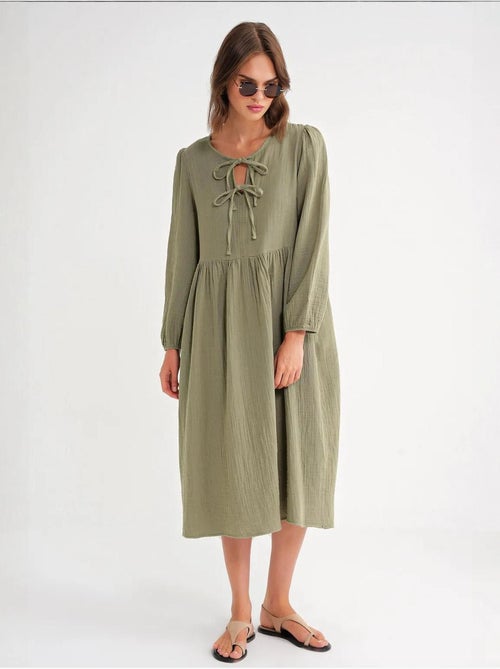 Vestido midi com decote em v e fecho com laço mixray - Kiabi Vestido midi com decote em v e fecho com laço mixray - Kiabi