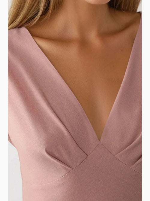 Vestido midi com decote em v e toque suave hiccup - Kiabi Vestido midi com decote em v e toque suave hiccup - Kiabi