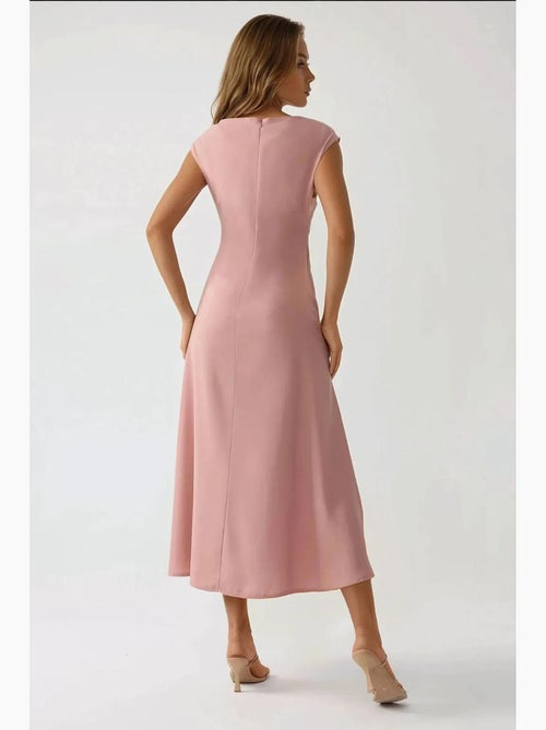 Vestido midi com decote em v e toque suave hiccup - Kiabi Vestido midi com decote em v e toque suave hiccup - Kiabi