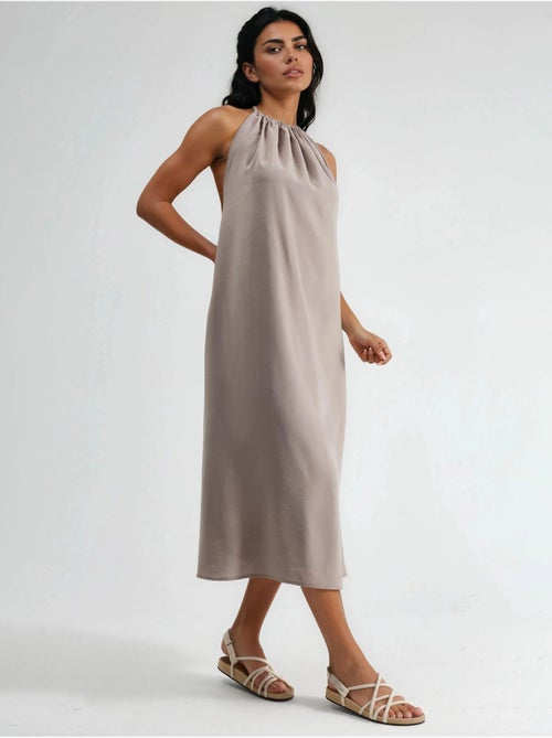 Vestido midi com decote halter busem - Kiabi Vestido midi com decote halter busem - Kiabi