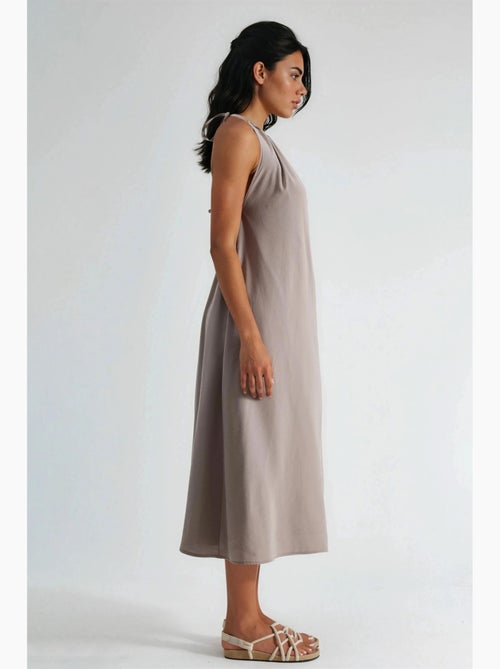 Vestido midi com decote halter busem - Kiabi Vestido midi com decote halter busem - Kiabi