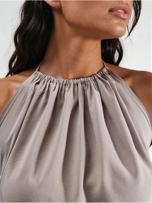 Vestido midi com decote halter busem - Kiabi Vestido midi com decote halter busem - Kiabi