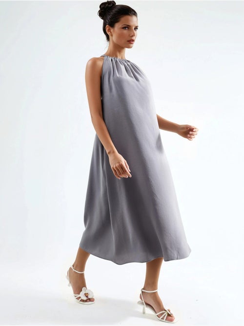 Vestido midi com decote halter busem - Kiabi Vestido midi com decote halter busem - Kiabi