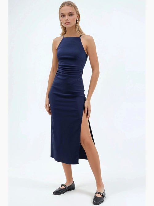 Vestido midi com decote halter e racha hiccup - Kiabi Vestido midi com decote halter e racha hiccup - Kiabi