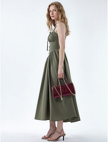 Vestido midi com gola quadrada e detalhe de botões busem