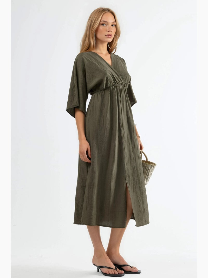 Vestido midi cruzado com decote em v e mangas três quartos busem Cáqui - Kiabi