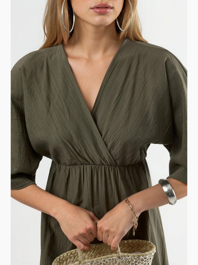 Vestido midi cruzado com decote em v e mangas três quartos busem Cáqui - Kiabi