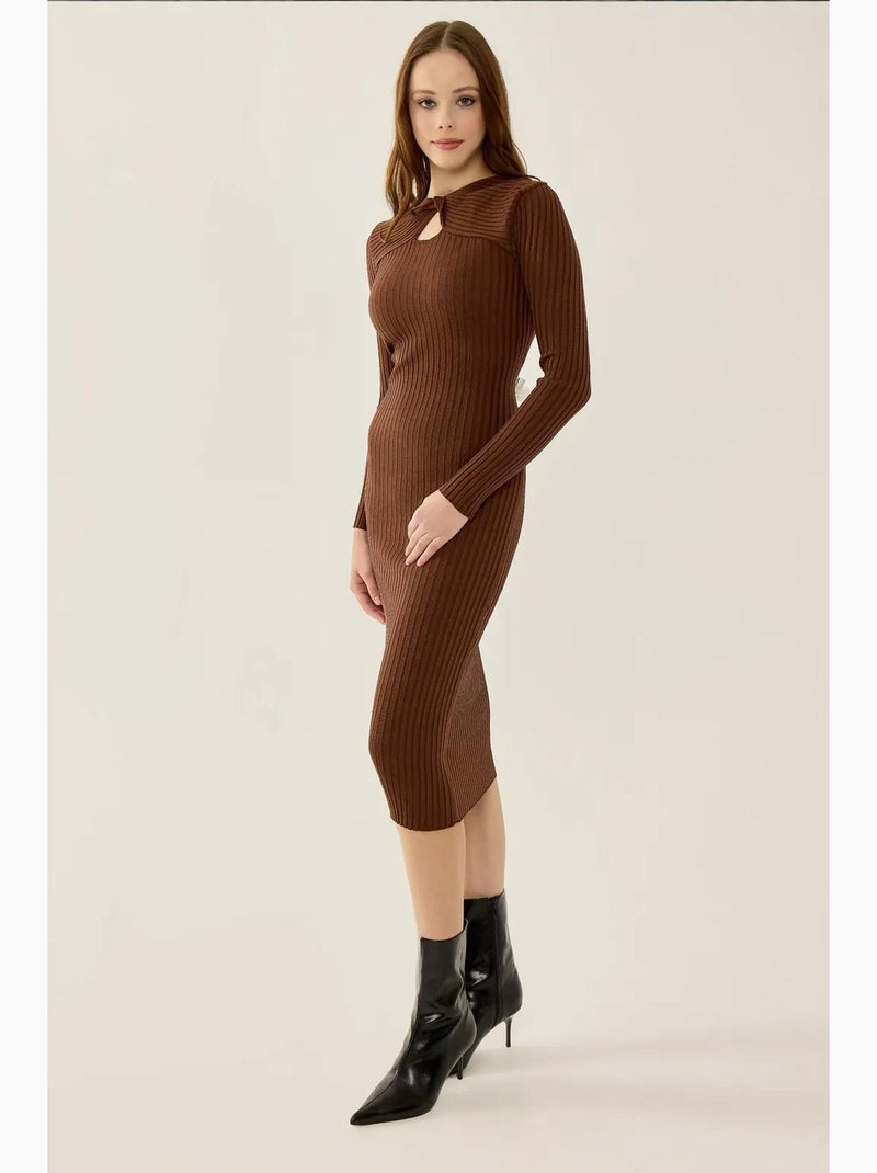 Vestido midi de malha canelada com gola choker hiccup Castanho - Kiabi