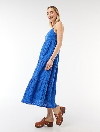 Vestido midi em bordado inglês com alças ajustáveis
