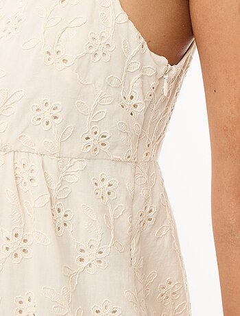 Vestido midi em bordado inglês com alças ajustáveis