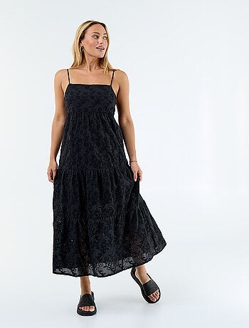 Vestido midi em bordado inglês com alças ajustáveis