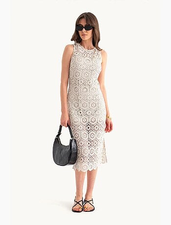 Vestido midi em crochê com decote redondo e renda hiccup