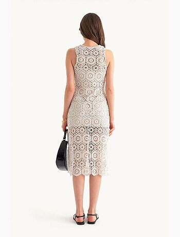 Vestido midi em crochê com decote redondo e renda hiccup