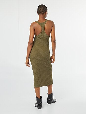 Vestido midi em material elástico e gofrado com cavas americanas