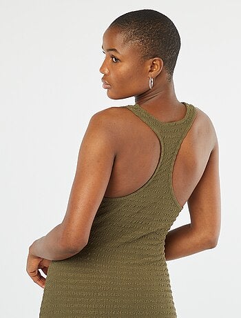 Vestido midi em material elástico e gofrado com cavas americanas