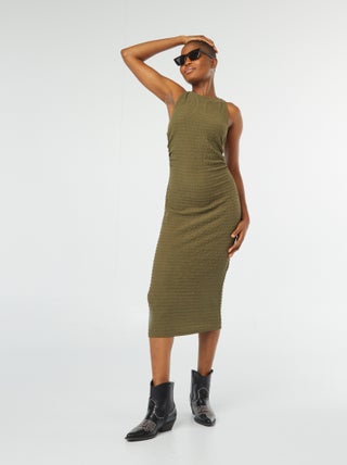 Vestido midi em material elástico e gofrado com cavas americanas