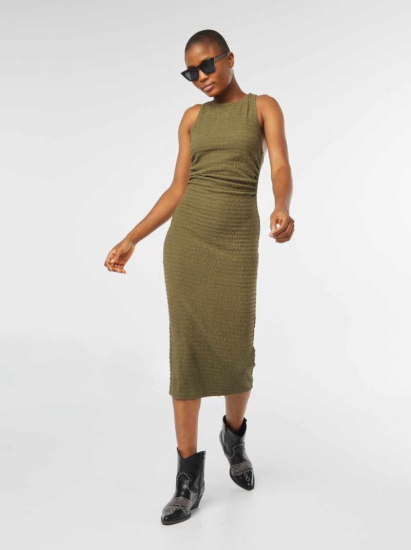 Vestido midi em material elástico e gofrado com cavas americanas CAQUI - Kiabi