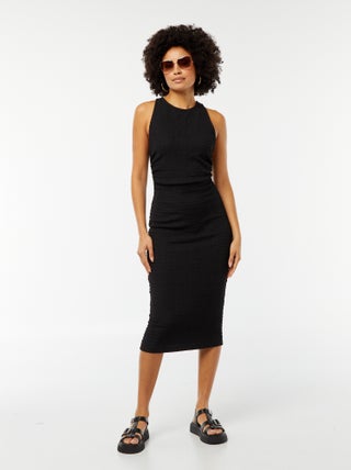 Vestido midi em material elástico e gofrado com cavas americanas