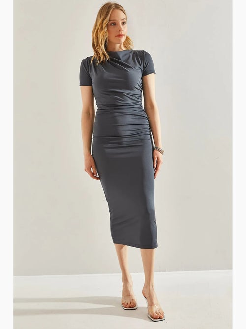 Vestido midi em microtecido com drapeado lateral lucci - Kiabi Vestido midi em microtecido com drapeado lateral lucci - Kiabi