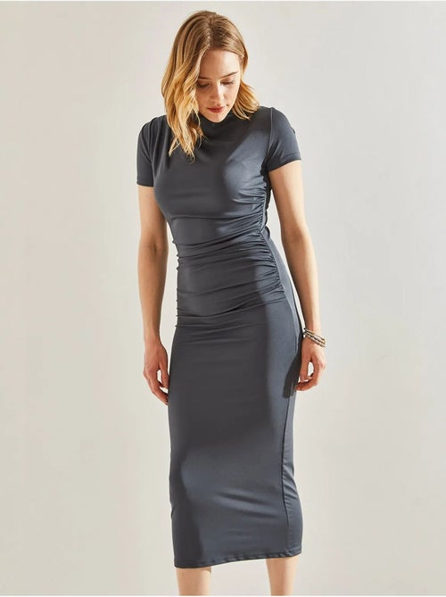 Vestido midi em microtecido com drapeado lateral lucci - Kiabi Vestido midi em microtecido com drapeado lateral lucci - Kiabi