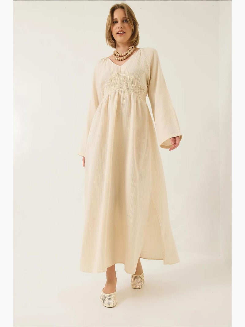 Vestido midi em musselina com decote em v e cintura franzida lucci Bege-argila - Kiabi