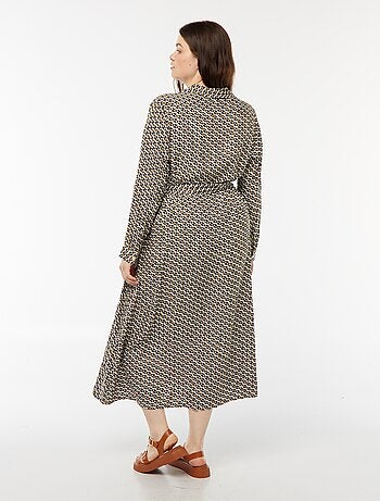 Vestido midi estampado cintado e com molas de pressão