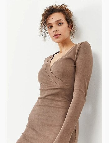 Vestido midi justo canelado com decote em v tommy