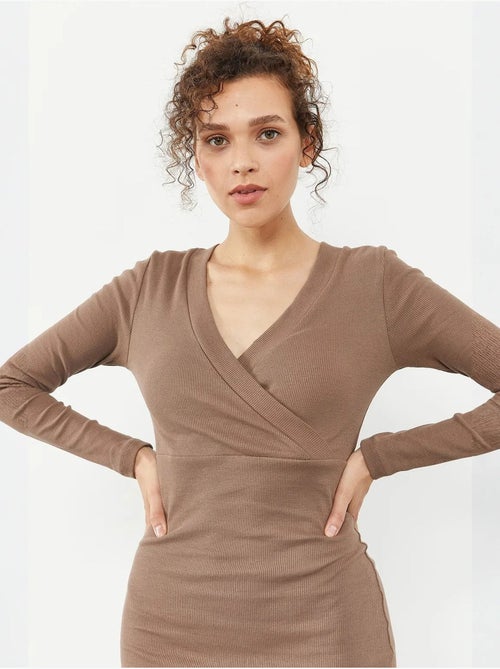 Vestido midi justo canelado com decote em v tommy - Kiabi Vestido midi justo canelado com decote em v tommy - Kiabi