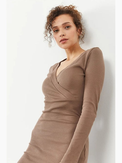 Vestido midi justo canelado com decote em v tommy - Kiabi Vestido midi justo canelado com decote em v tommy - Kiabi