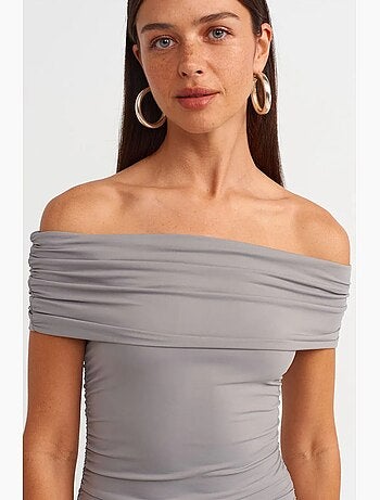 Vestido midi justo com decote barco dilvin