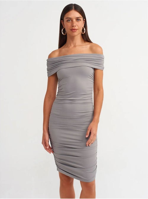 Vestido midi justo com decote barco dilvin - Kiabi Vestido midi justo com decote barco dilvin - Kiabi