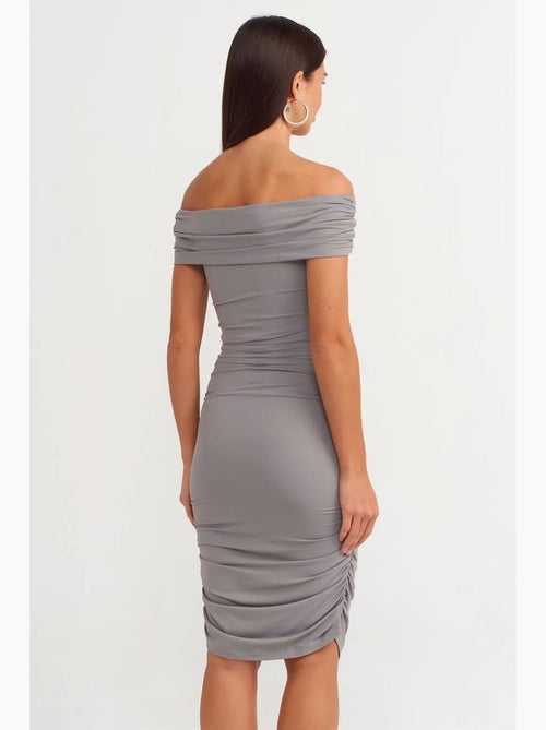 Vestido midi justo com decote barco dilvin - Kiabi Vestido midi justo com decote barco dilvin - Kiabi