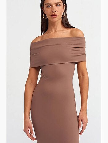 Vestido midi justo com decote barco dilvin
