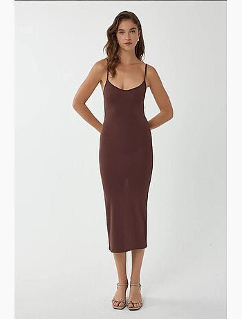 Vestido midi justo com decote em V e alças finas