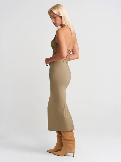 Vestido midi justo com decote halter dilvin - Kiabi Vestido midi justo com decote halter dilvin - Kiabi