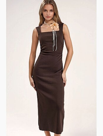 Vestido midi justo com decote quadrado e racha hiccup