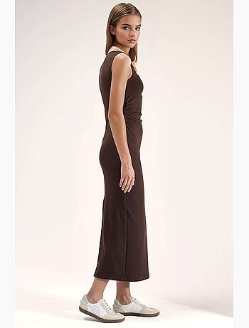 Vestido midi justo com decote quadrado e racha hiccup