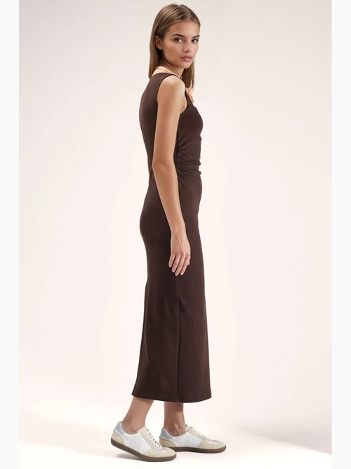 Vestido midi justo com decote quadrado e racha hiccup - Kiabi Vestido midi justo com decote quadrado e racha hiccup - Kiabi
