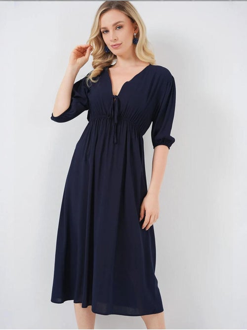 Vestido midi justo em a com decote em v e detalhe de vivo bdart - Kiabi Vestido midi justo em a com decote em v e detalhe de vivo bdart - Kiabi