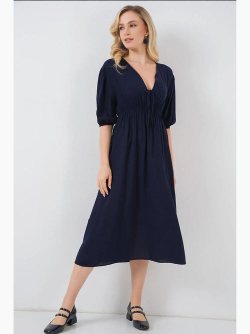 Vestido midi justo em a com decote em v e detalhe de vivo bdart - Kiabi Vestido midi justo em a com decote em v e detalhe de vivo bdart - Kiabi