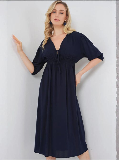Vestido midi justo em a com decote em v e detalhe de vivo bdart - Kiabi Vestido midi justo em a com decote em v e detalhe de vivo bdart - Kiabi