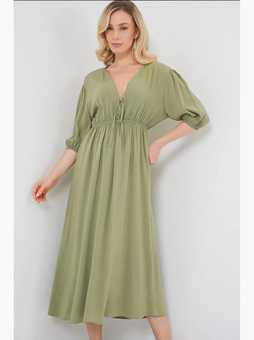 Vestido midi justo em a com decote em v e detalhe de vivo bdart - Kiabi Vestido midi justo em a com decote em v e detalhe de vivo bdart - Kiabi