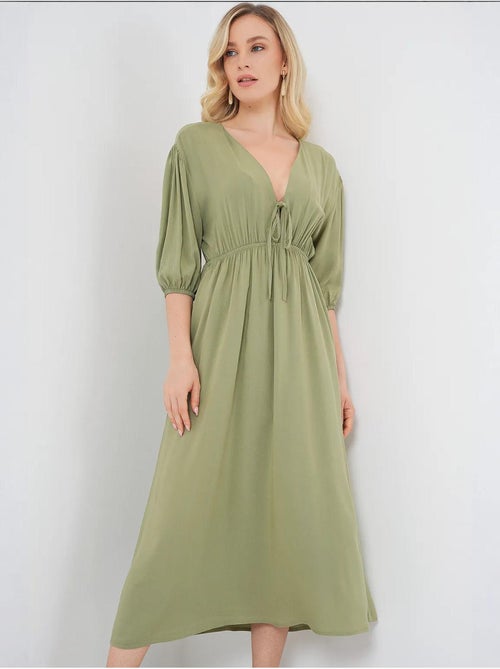 Vestido midi justo em a com decote em v e detalhe de vivo bdart - Kiabi Vestido midi justo em a com decote em v e detalhe de vivo bdart - Kiabi